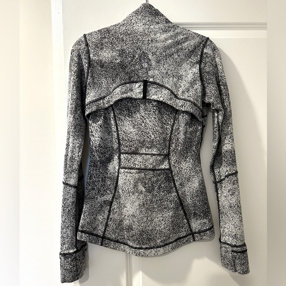 Lululemon define jacket in gray & black modern print, size 6 - Picture 4 of 4